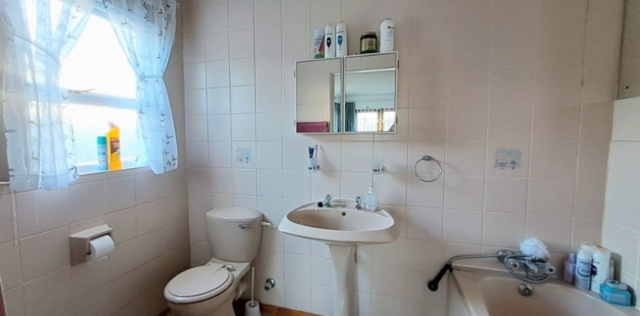 4 Bedroom Property for Sale in Sandbaai Western Cape